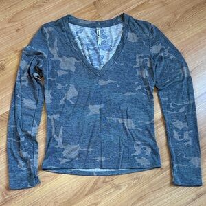 Tresics Gray Camo Long Sleeve V-Neck Top